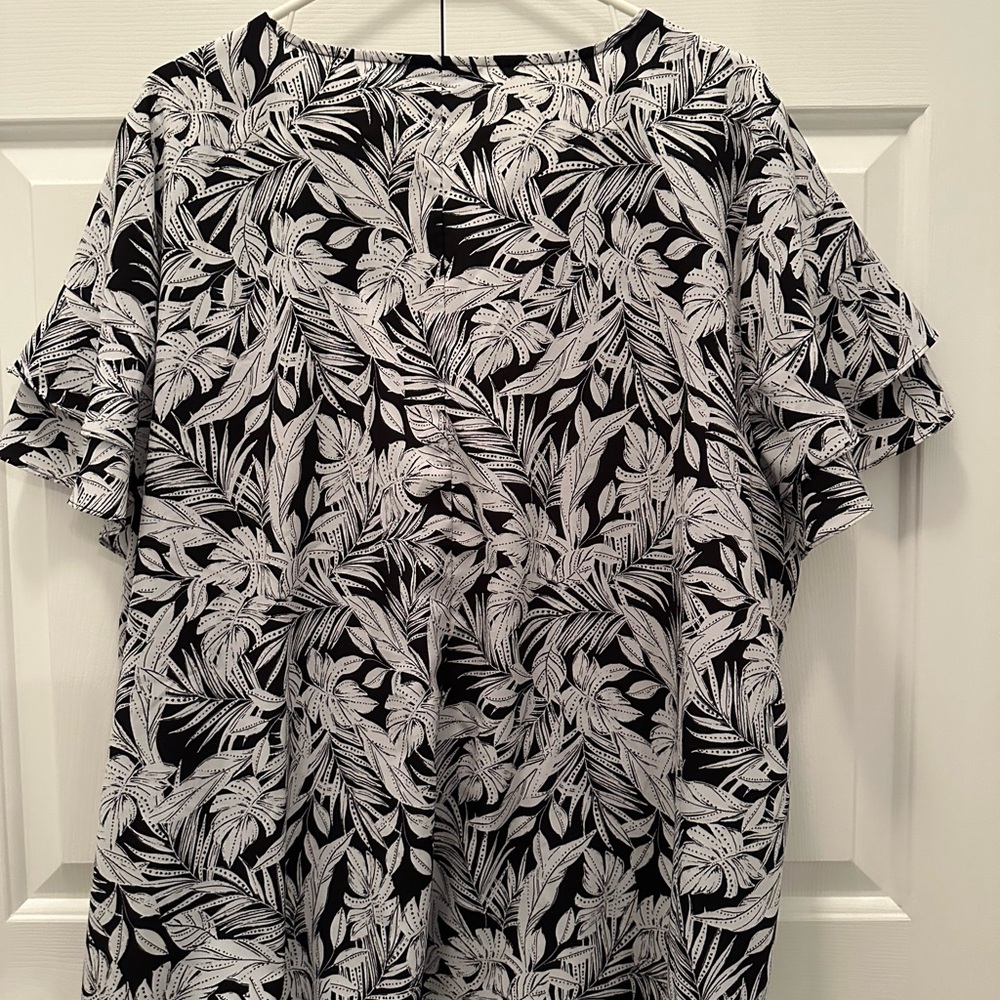 Lane Bryant Size 24 Black White Tropical Leaf Ruffle Flutter Sleeve VNeck Blouse - Picture 6 of 13